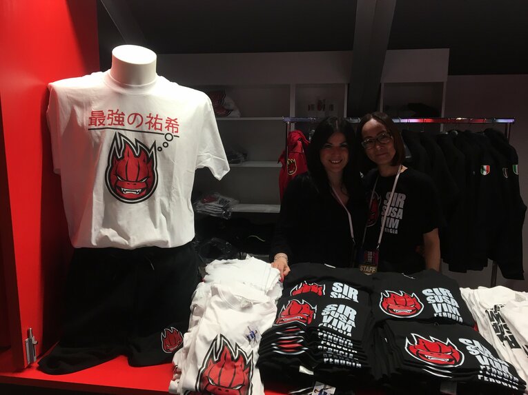 ショップで販売される「最強の祐希Tシャツ」©︎Takashi Yuge