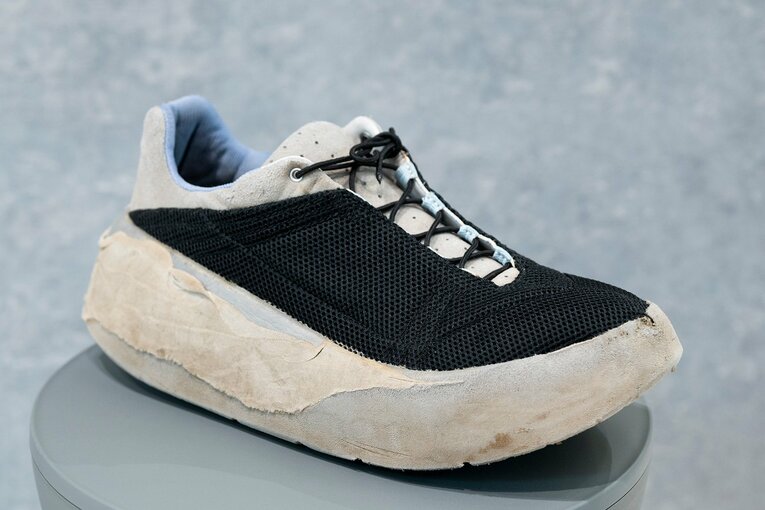 試作シューズを手に取った瞬間、その軽さに驚きを隠せなかった