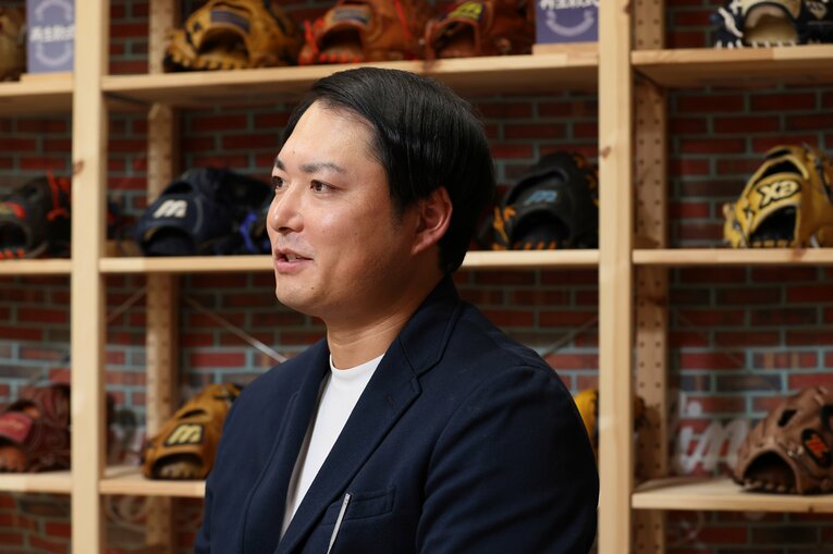 インタビューに答える元ソフトバンク攝津正 ©Shigeki Yamamoto