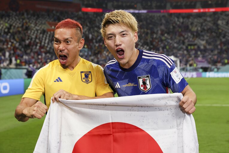 スペイン戦後、勝利の雄叫びを上げる長友（左）と堂安。「ブラボー」は今年の流行語大賞の締切に間に合わず　©Kaoru Watanabe/JMPA