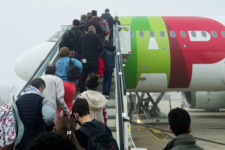 濃霧の中、タラップを使って搭乗