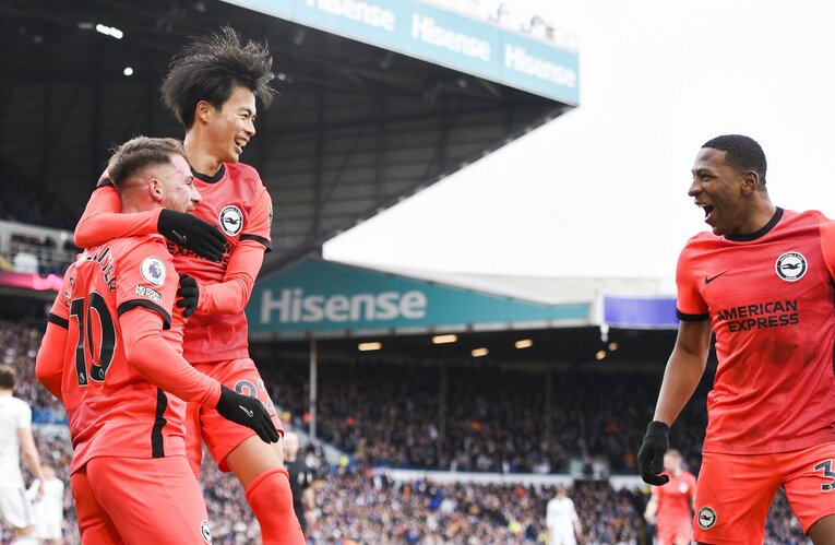 リーズ戦、マクアリステルの先制ヘディングゴールを見事アシストした三笘薫。カイセドとともに喜ぶ　©AFLO