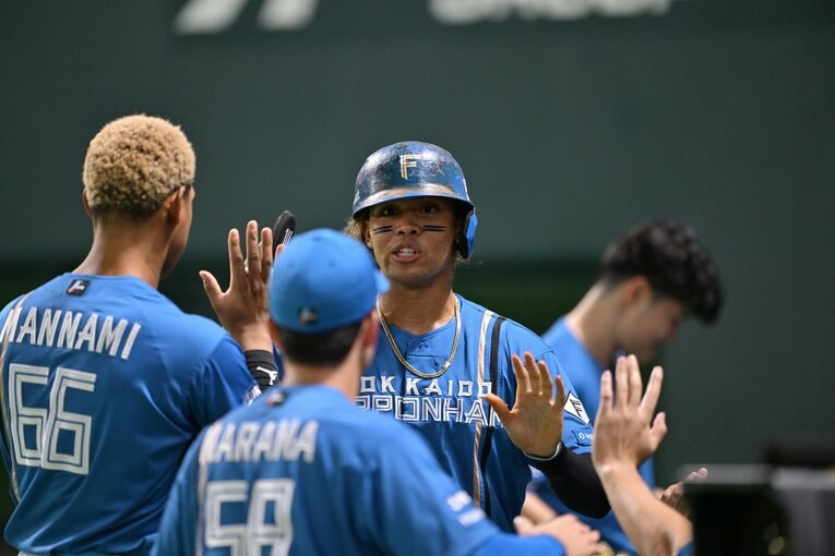 ［第4戦］激走で同点のホームを踏んで迎えられる水谷　©Hideki Sugiyama