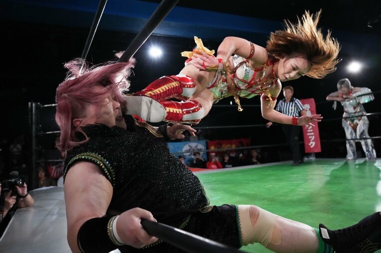 伊藤薫に串刺しドロップキックを放つSareee　©Essei Hara