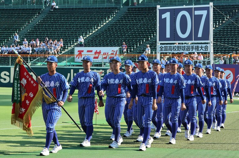 校名が変わってからは初出場となる栃木の青藍泰斗。ド派手な青色ストライプのユニフォームで旋風を巻き起こせるか ／ photograph by Sankei Shimbun