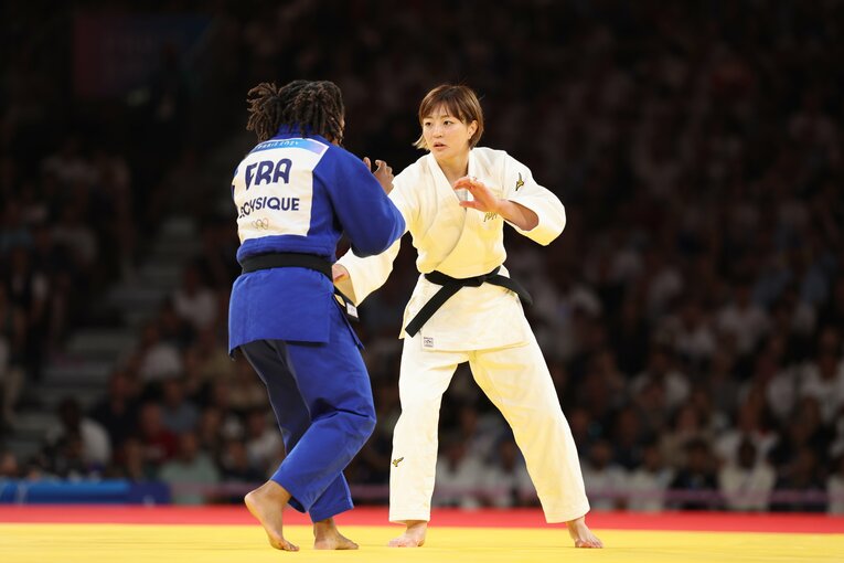 混合団体戦決勝、2階級上の相手と戦う角田夏実　©Tetsuya Higashikawa/JMPA