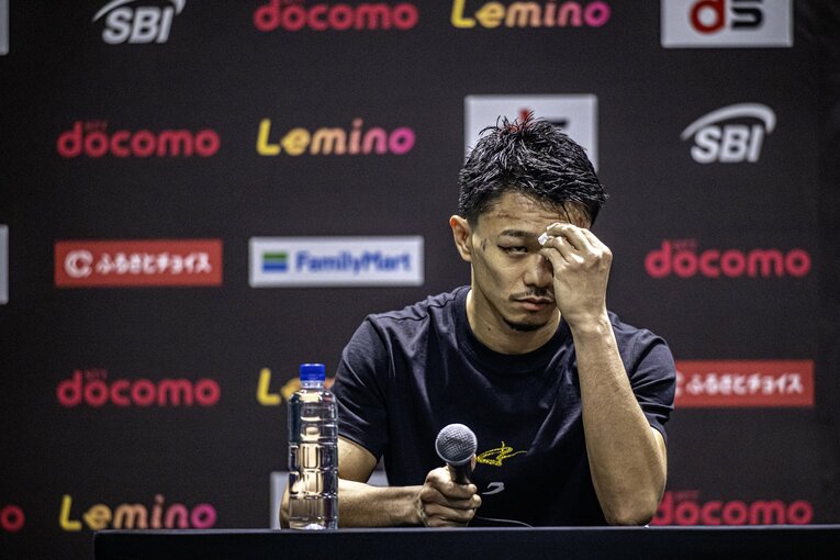 試合後会見で血をぬぐう中谷　©Takuya Sugiyama