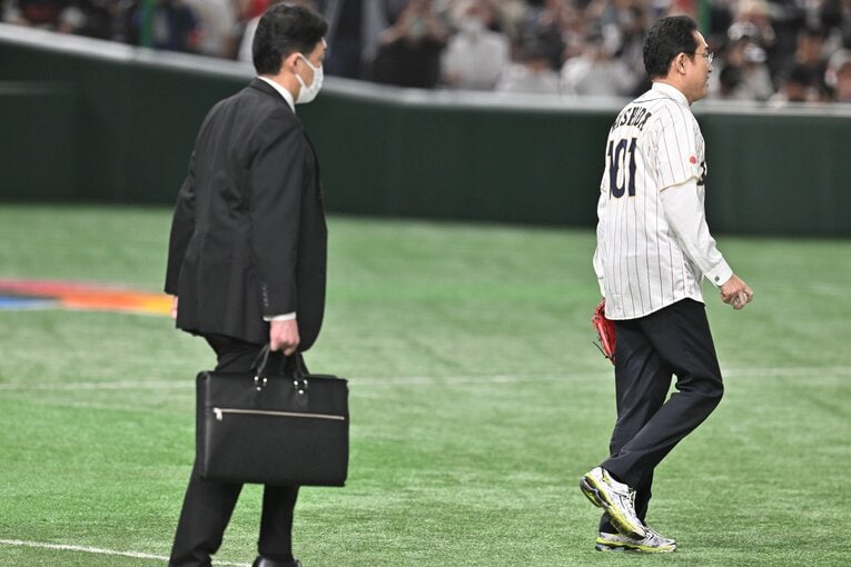 岸田総理の始球式、SPも随行　©Naoya Sanuki