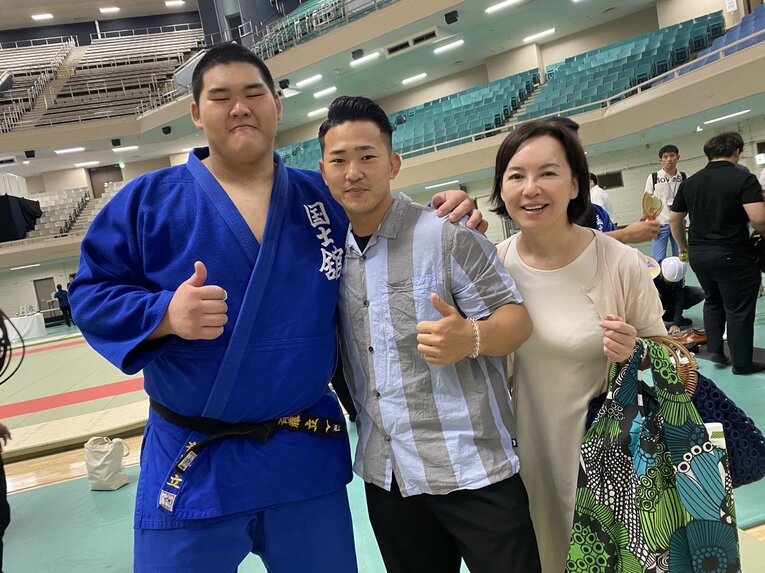 名古屋経済大学高蔵高校で教員を務める兄・一郎さん（中央）と一緒に　（写真：三恵子さん提供）