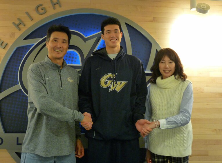 2015年11月、当時大学生だった渡邊雄太の応援に駆けつけた父・英幸さんと母・久美さん（筆者撮影）