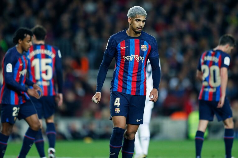 「バルサがメッシ退団後初のリーガ制覇」間近なクラシコの“喜びと憎しみ、一瞬のリスペクト”を撮った「18歳ガビが倒れたレアルDFを…」(31)