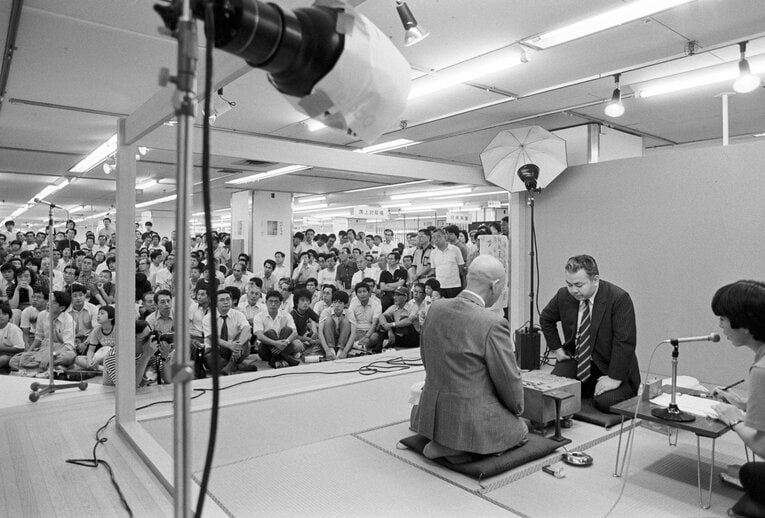 【ひふみんレア写真】40代の加藤（写真は右へ続きます）　©BUNGEISHUNJU