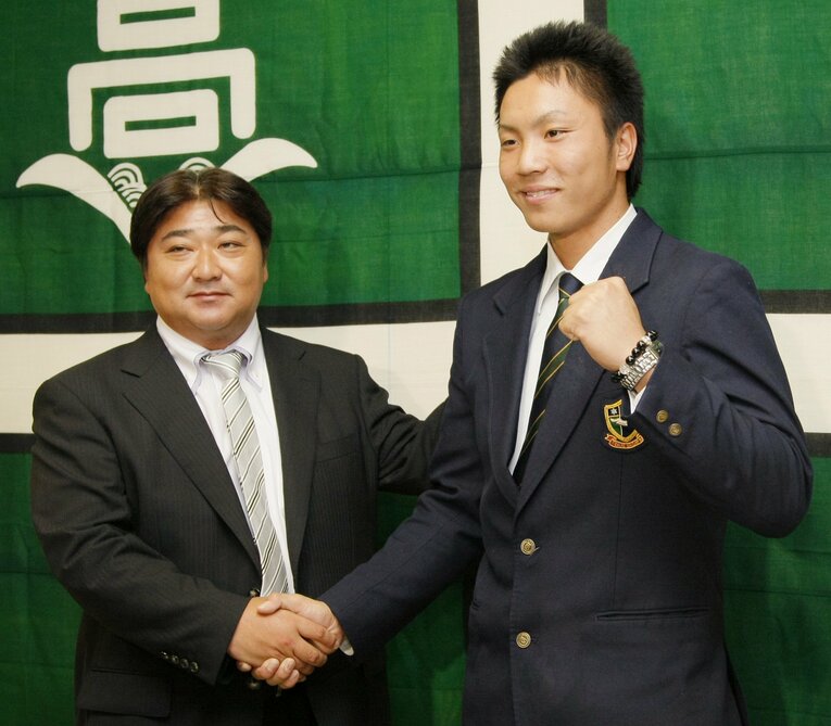 2010年ドラフトで阪神に2位指名された一二三慎太投手と門馬監督　©JIJI PRESS