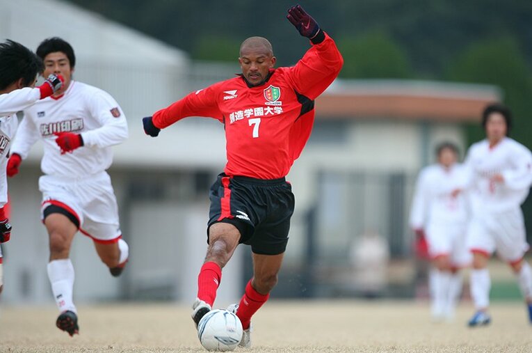 FCホリコシ時代のアマラオ。長年にわたって日本でフットボールに関わり続ける理由とは　©Toshiya Kondo