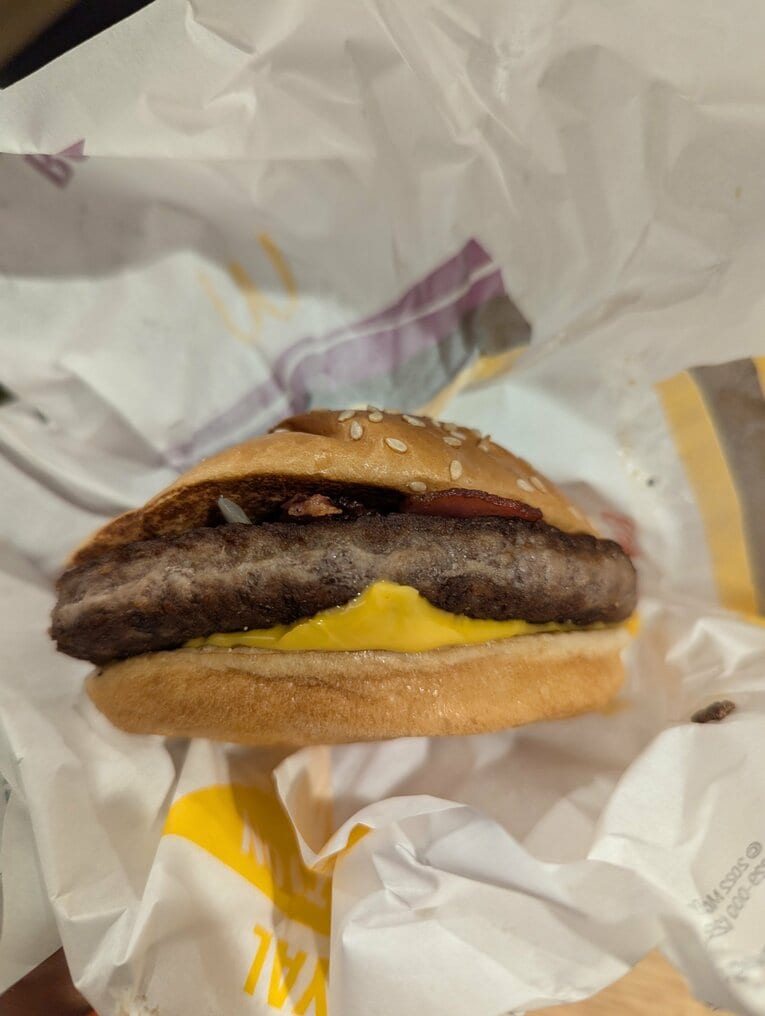 マクドナルドのロイヤルベーコンバーガー　©Yu Saito 