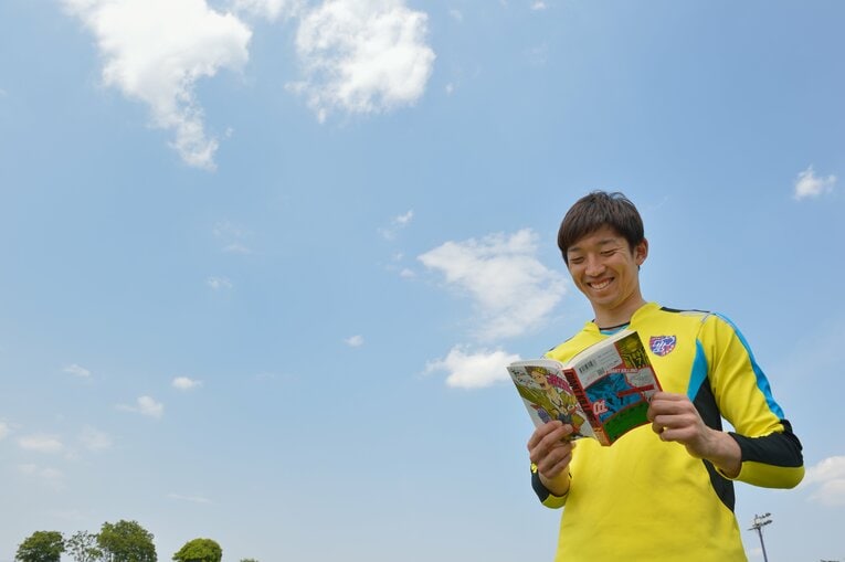 2015年、スポーツ漫画特集で『GIANT KILLING』を紹介していた権田。カタールW杯でドイツやスペインといった強国撃破に貢献した　 ©︎Hideki Sugiyama