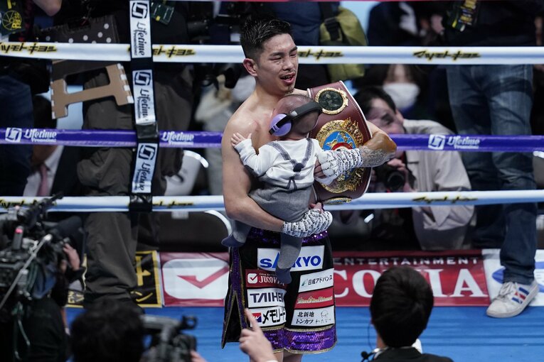 2019年大晦日のジェイビエール・シントロン戦後、リング上で愛息とチャンピオンベルトを抱く井岡　©Getty Images