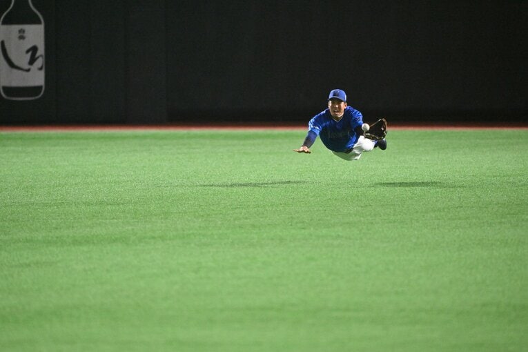 日本シリーズ第3戦、桑原将志の神ダイブからのスーパーキャッチを別アングルで（2枚目／全4枚中）　©Hideki Sugiyama