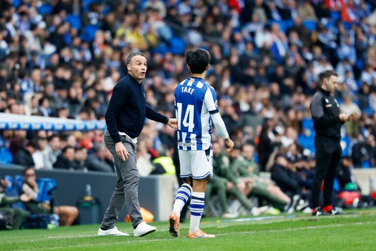 サイドに久保を呼び止め指示を出すソシエダ監督　©Daisuke Nakashima