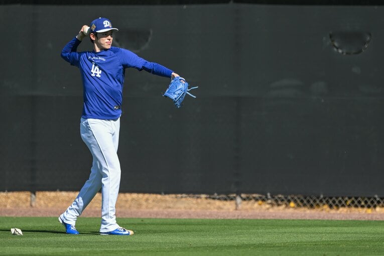 【Number現地撮影：佐々木朗希の最新写真】シーズン開幕に向けた調整を続ける佐々木（写真は右に続きます）　