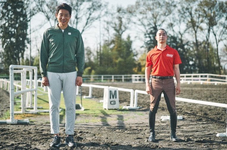 松岡さん188センチに対し、高嶋選手は161センチ。元ジョッキーらしい体型で、騎乗中は馬とさすがの一体感を見せる ／ photograph by Yuki Suenaga