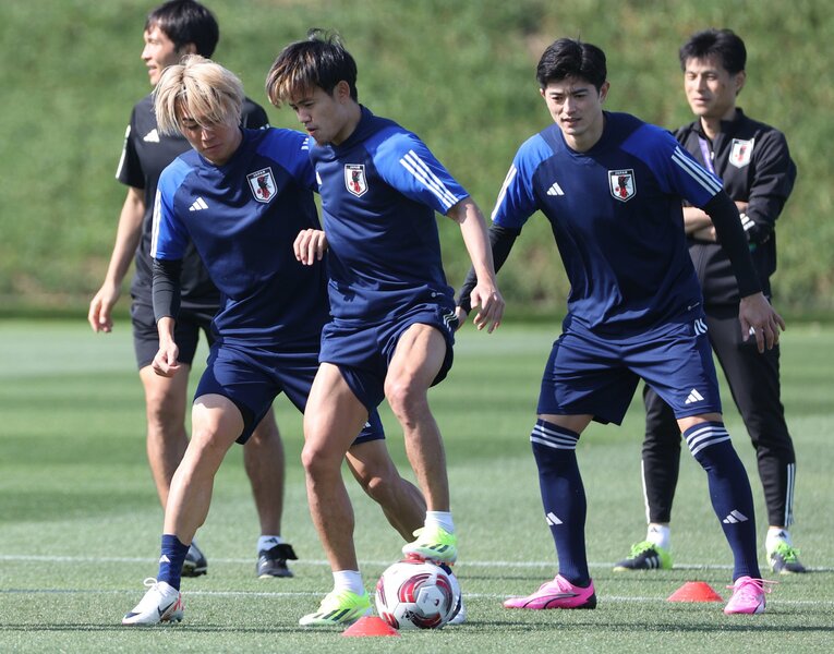 練習から激しくぶつかり合う久保建英と中村敬斗　©JIJI PRESS