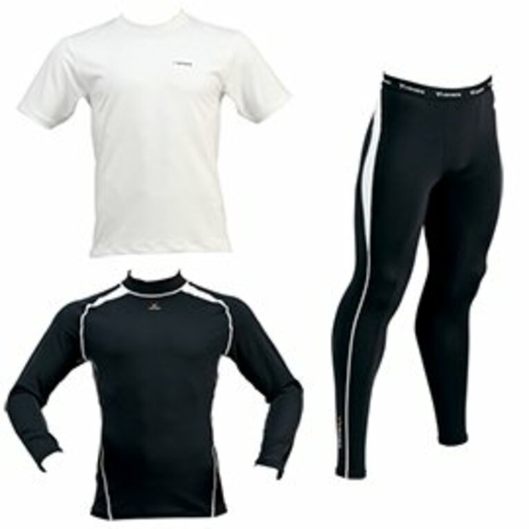 これは従来型のモデルで、スタンダードなTシャツ（左上／9450円）やハイネック＆長袖（左下／1万3650円）、足首までフィットするロングタイツ（右／1万3650円）などのタイプが揃っている。そのほか、脹脛や腕を覆うアイテムや、愛犬用のウェアまで！ 