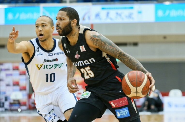 5月7日時点で1試合平均19.7得点（リーグ7位）、6.1アシスト（同2位）、3ポイント成功率44.7％（同3位）をマークするニュービル ／ photograph by B.LEAGUE