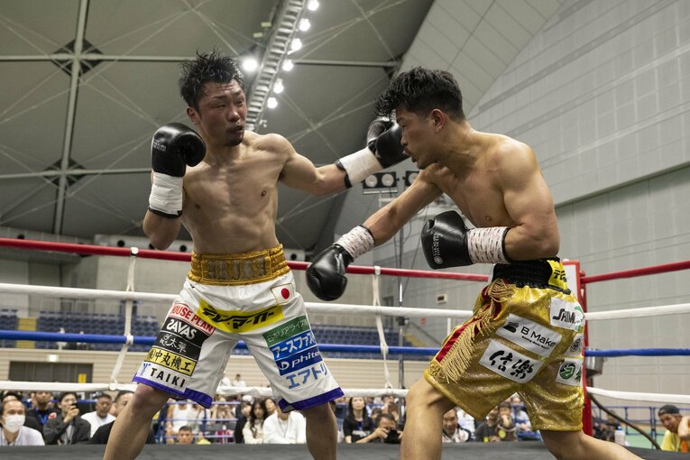 引退興行で八重樫東と激しく打ち合う木村翔　©Tadashi Hosoda