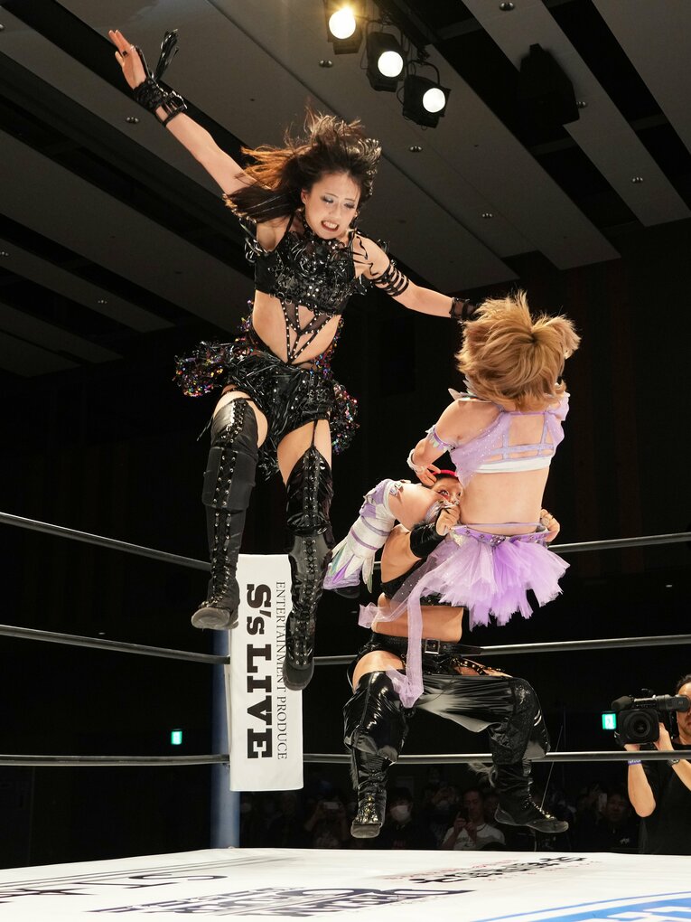 上谷沙弥と刀羅ナツコの合体攻撃を浴びる中野たむ　©Essei Hara