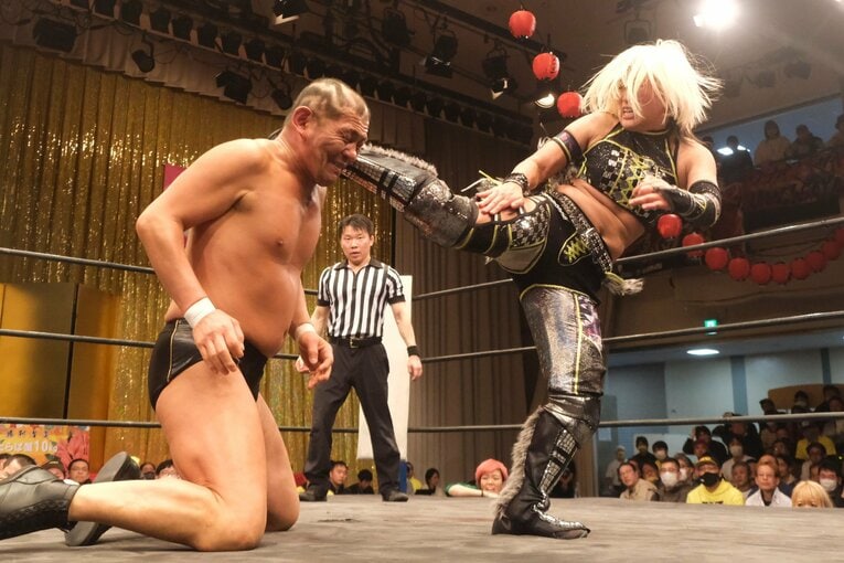 「スターダムをクビになって…」人気女子プロレスラーが初告白　ウナギ・サヤカ“超満員の自主興行”に密着して感じた「不思議な風格」(30)
