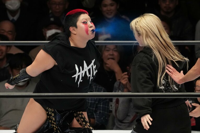 なつぽいに毒霧を吹く刀羅ナツコ　©Masashi Hara