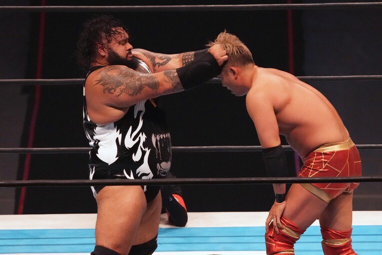 WWEに切られた男の逆襲…160キロの“空飛ぶ怪物”ジョナが『G1』本命オカダ・カズチカを圧殺「オレはデカすぎて、強すぎて、無敵すぎる」(11)