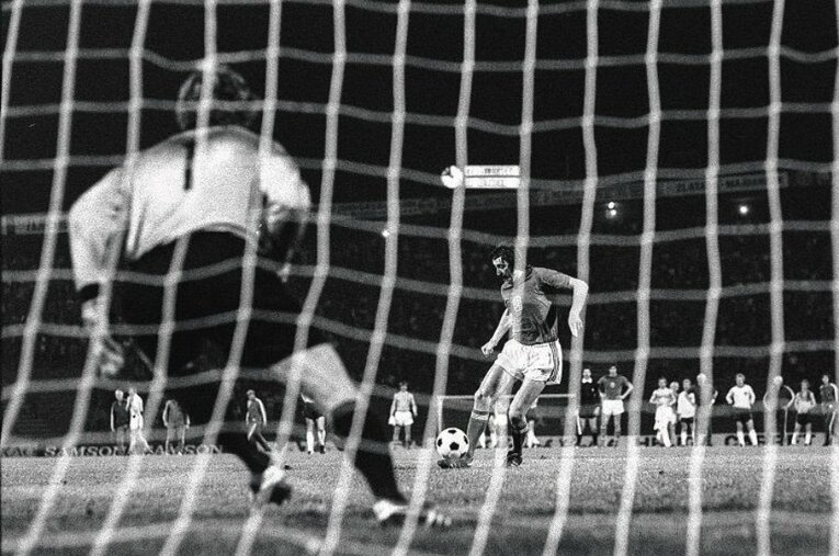 伝説を生んだEURO76決勝のPK。この直後、西ドイツGKのゼップ・マイヤーは唖然とすることになる ／ photograph by L’Équipe