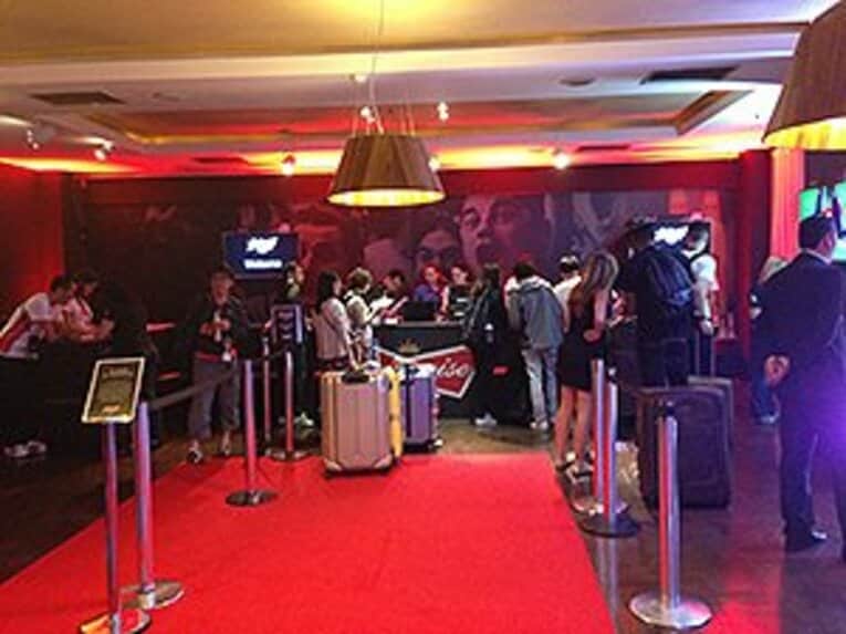 同ブランドのテーマカラーである赤で統一された「バドワイザー・ホテル」のゴージャスなフロント。