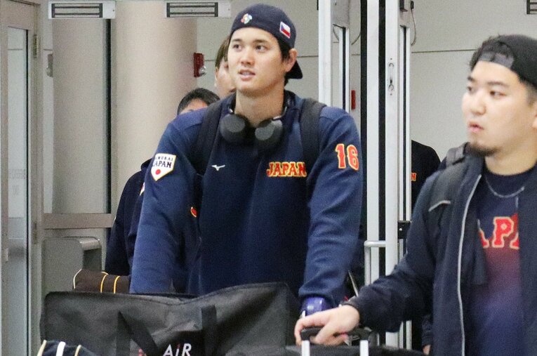 マイアミ到着時、チェコの帽子をかぶっていた大谷　©JIJI PRESS