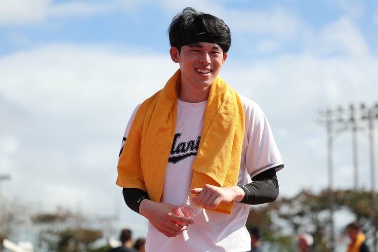 石垣キャンプでは練習の合間に柔らかい表情を見せる佐々木朗希　©︎Chiba Lotte Marines