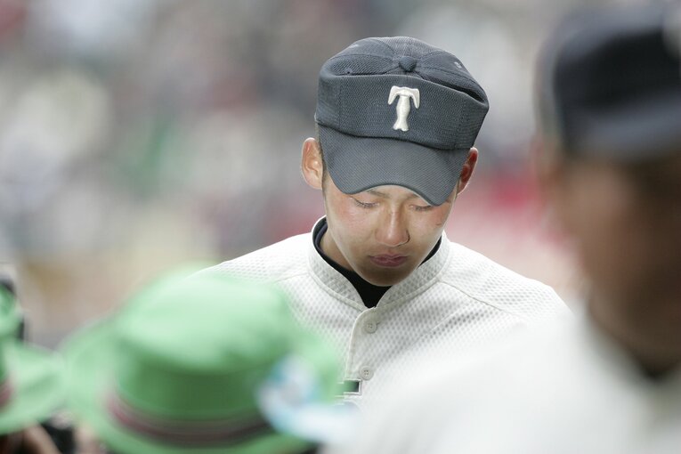 涙を流す中田翔　©BUNGEISHUNJU