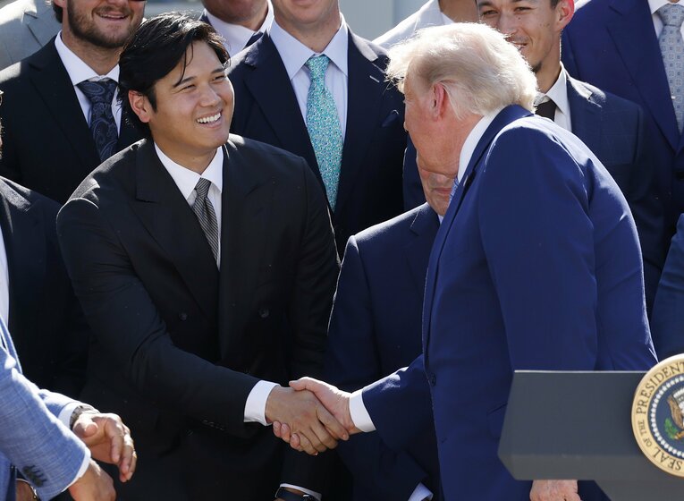 現地23日、ホワイトハウスを訪問したドジャース。大谷もトランプ大統領と談笑　©︎Getty Images