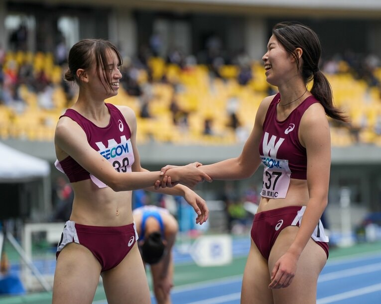 関カレ400ｍHのレース後には優勝した先輩の千葉（右）と健闘をたたえ合う場面も　©Satoshi Wada