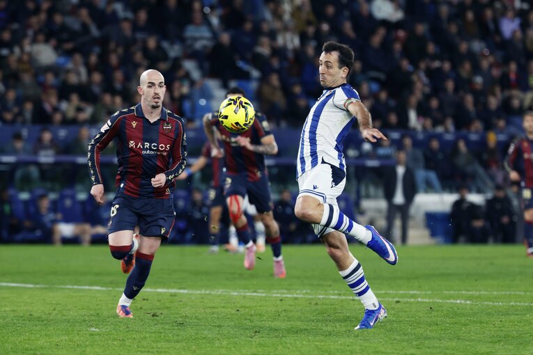 「ふがいないシーズンなので」久保建英が初のヘディング弾後“ファンに謝罪”した背景…不振ソシエダの中で「感覚的には良くなっている」(8)