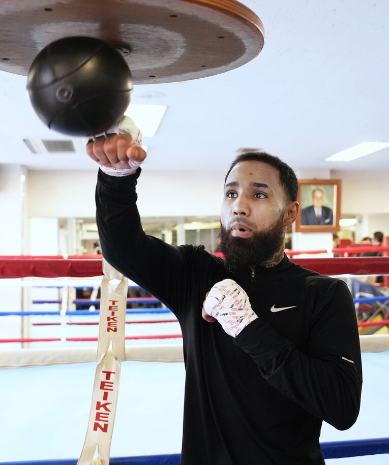 パンチングボールを叩くネリ　©Naoki Fukuda