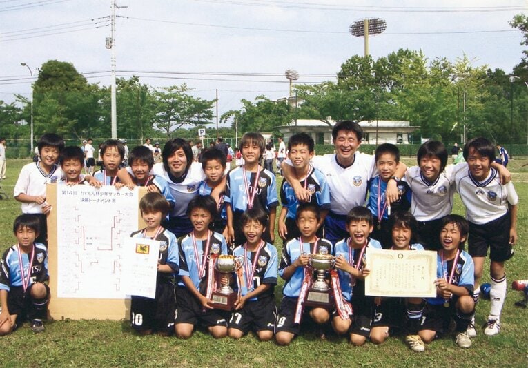 川崎フロンターレU12時代の三笘（前列右から５番目）、岸（同3番目）、高崎（後列右から４番目）／岸提供