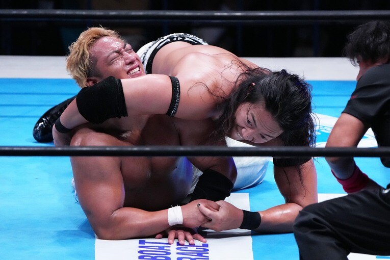 グラウンドで海野翔太を攻める竹下幸之介　©Essei Hara