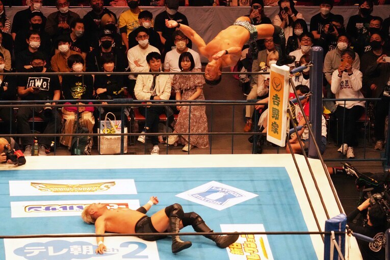 4月8日の両国国技館。SANADAのムーンサルトプレス