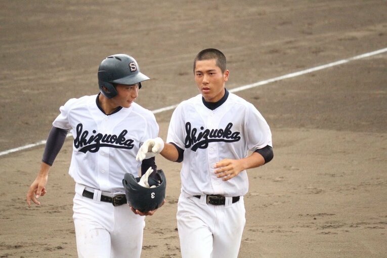 チームメイトに声をかける静岡高時代の梅林（左）（写真／本人提供）