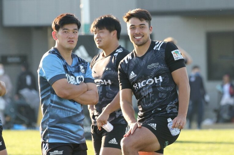 プレシーズンマッチで対戦した李承信（左）とメイン平。若き才能が「リーグワン」で新風を巻き起こす ／ photograph by Nobuhiko Otomo