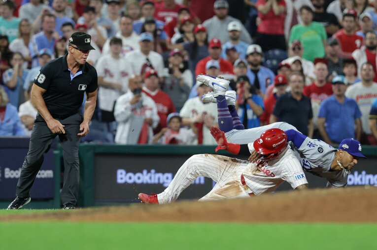 素早く三塁カバーに入っていたベッツが、マンシーからの送球を受けて走者をタッチアウトにした決定的瞬間　©Getty Images