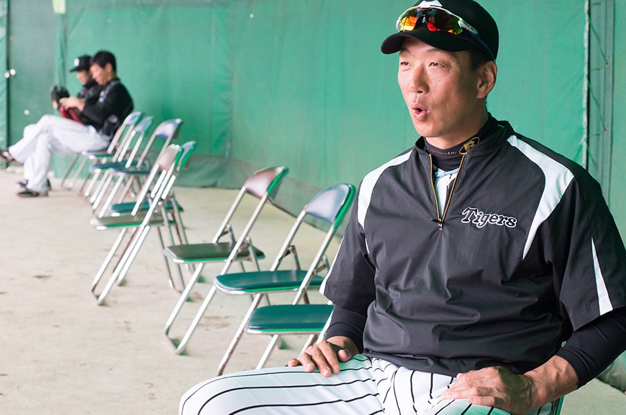 プチ鹿島、3月のスポーツ新聞時評。「野球だけ」の明るい記事が読みたい!<Number Web> photograph by Nanae Suzuki