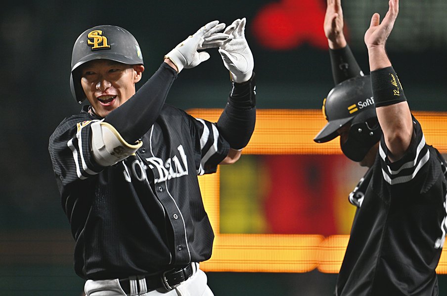 第5戦 阪神2－3ソフトバンク　KEYMAN　柳田悠岐／石井大智＜Number Web＞ photograph by Hideki Sugiyama